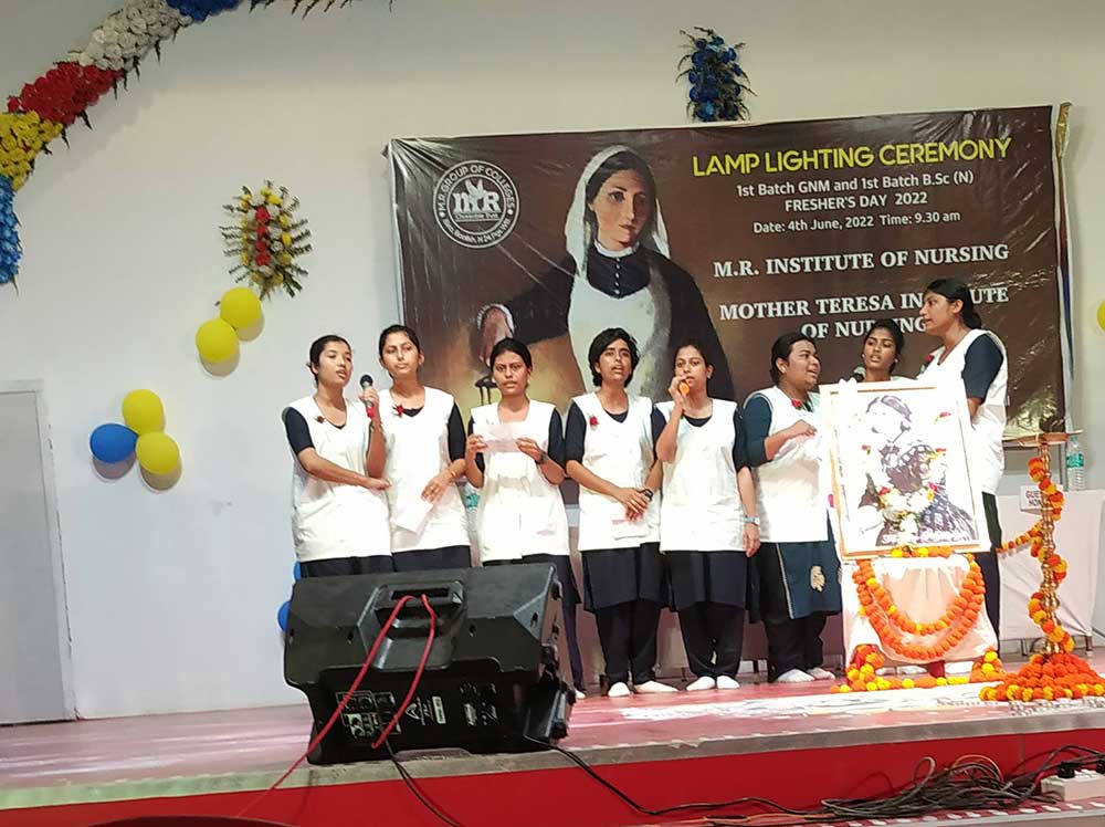 students-perfrom-at-lamp-lighting-ceremony